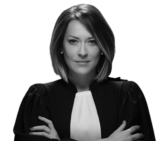 Maître Noémie Le Bouard, avocate, en robe